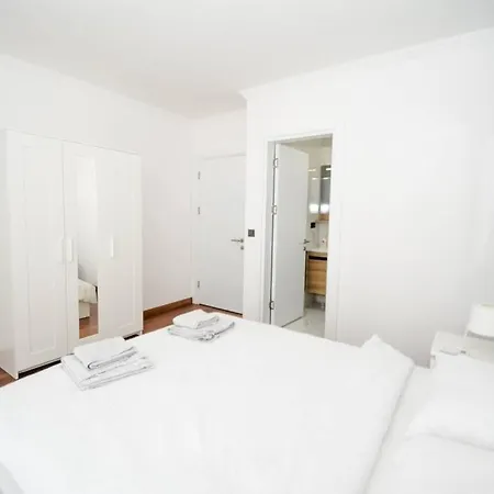 公寓 300m To 2 Bedroom Upstairs Flat With Pool A2 - Yeni Dunya 博德鲁姆