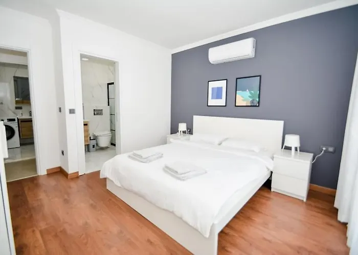 Apartmán 300m To 2 Bedroom Upstairs Flat With Pool A2 - Yeni Dunya *