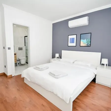 Apartment 300m To 2 Bedroom Upstairs Flat With Pool A2 - Yeni Dunya *