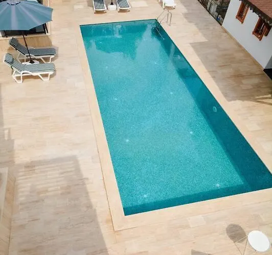 300m To 2 Bedroom Upstairs Flat With Pool A2 - Yeni Duenya Apartmán *